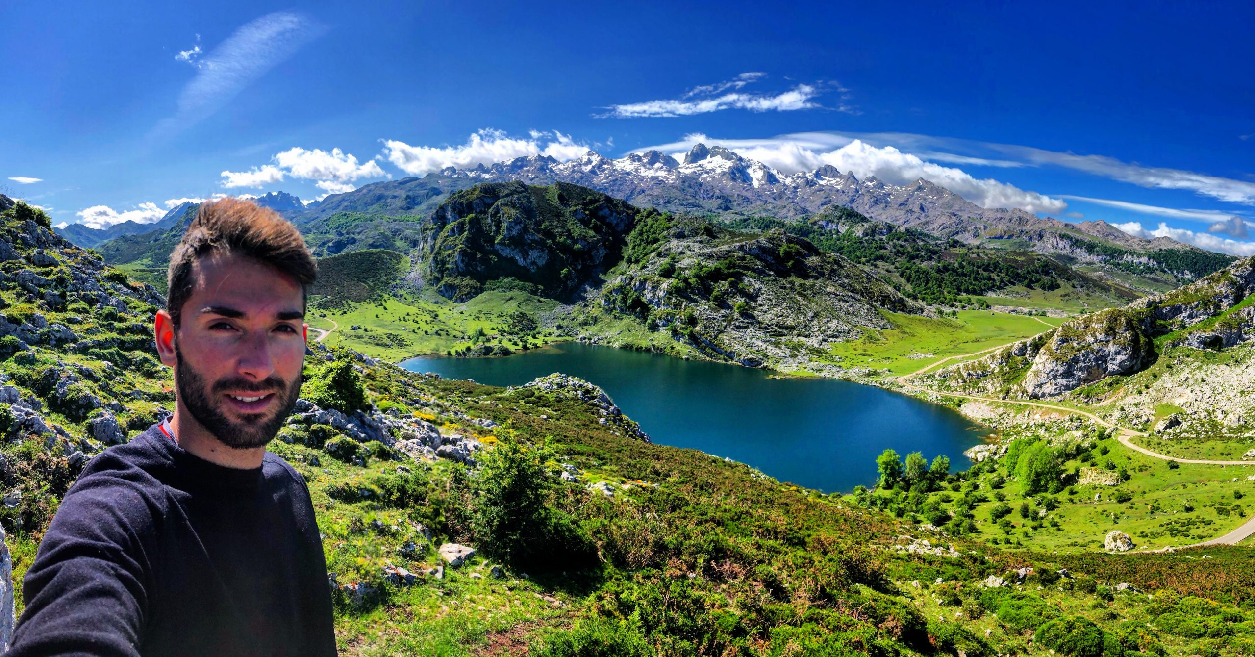 mirando al pico lagos de covadonga parque nacional de picos de Europa