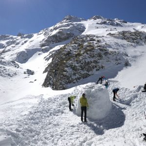 Guía de montaña Asturias picos de europa Raquetas de nieve mirando al picu