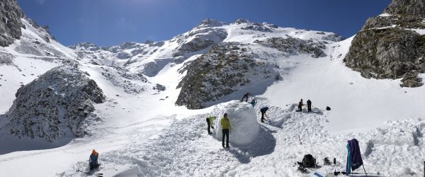 Guía de montaña Asturias picos de europa Raquetas de nieve mirando al picu