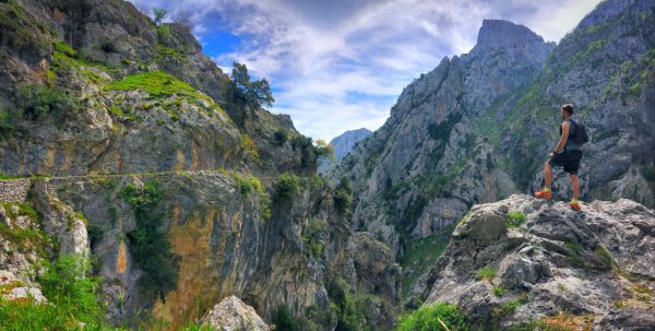 Parque Nacional de los Picos de Europa macizo Occidental guía de montaña mirando al picu ruta del Cares