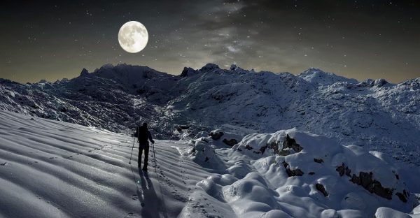 Nocturna Raquetas de nieve, montaña invernal picos de Europa, Alpinismo Mirando al picu